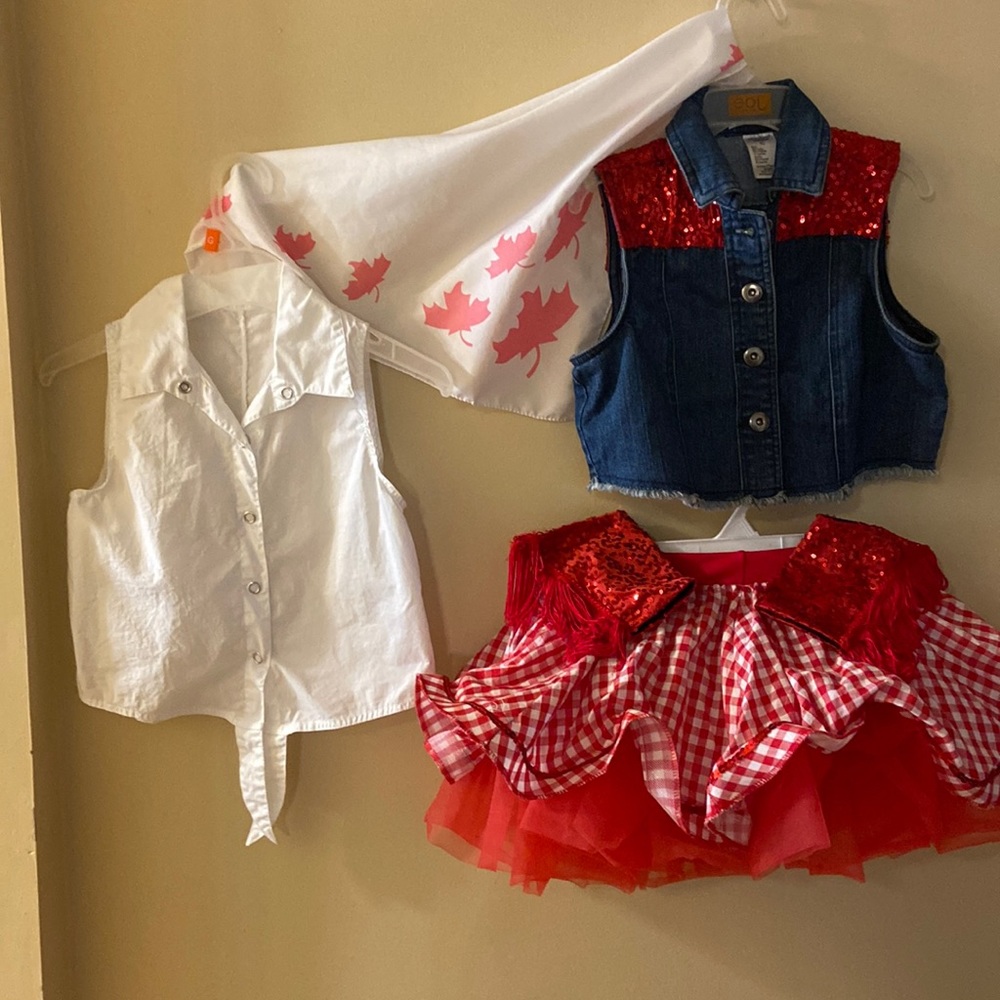 Full western/Cowgirl outfit  - size 4/5 - 6 pieces